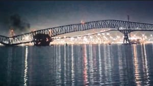 Srušio se most s automobilima u Baltimoreu, nakon što je u njega udario brod!