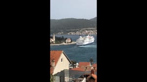 ZA DLAKU! Izvrstan manevar posade trajekta Zadar pri naletu orkanskog juga u viškoj luci