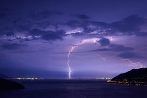 Zbog nevera i naleta vjetra vrijeme može biti opasno duž cijelog Jadrana