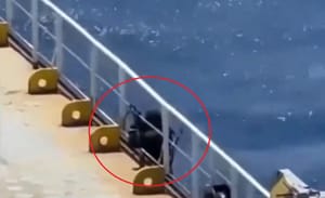 ŠOKANTNA SNIMKA Pirati se ukrcali na brod, posada prestravljena: "Poubijat će nas, ako im ne plate!"