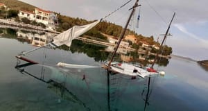 U luci Brbinj na Dugom otoku već tjednima stoji potopljeni brod: "Smeće pliva po uvali, a nitko ga ne vadi!"