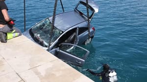 Pogledajte kako je izgledalo izvlačenje automobila iz mora pored zadarske rive
