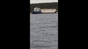 Pet dana napušten i nasukan brod u Istri stoji na milost i nemilost valovima i vjetru: "Nitko ne poduzima ništa!"