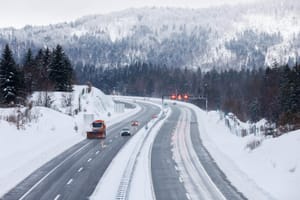 Bura na Jadranu, snijeg na autocesti za Rijeku