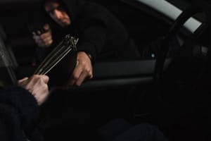 U Brelima napadnut i opljačkan mladić u automobilu