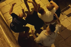 Počelo je - hrpa pijanih Britanaca bauljala centrom Splita, jedan je urinirao ljudima pod prozorom!