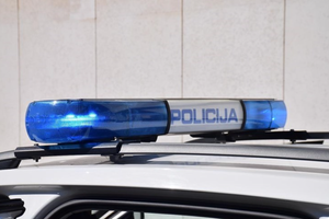 Automobilom se zabio u vrata trgovačkog centar u Zadru