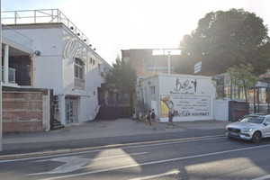 Pijan prijetio i mlatio šipkom pred klubom u Zadru!