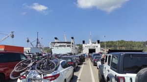 Velolučani pred sezonu zabrinuti: ‘Oliver‘ i ‘Korčula‘ još uvijek u škveru, a turista je sve više