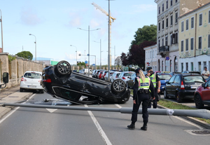PULSKA RIVA Udario autom u stup, prevrnuo se na krov pa izašao i pobjegao!