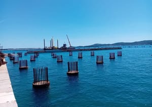 Za marinu u Sv. Filipu i Jakovu tek se postavljaju pontoni, a na cesti je stavljena ugostiteljska terasa