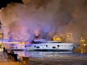 U Makarskoj izgorjela jahta poznatog bosansko-hercegovačkog tajkuna, građani lupanjem probudili posadu