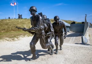 80. OBLJETNICA DANA "D" Skupina veterana simbolično prelazi La Manche i iskrcava se u Normandiji