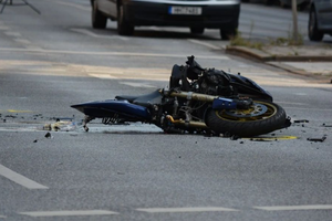STRAŠNO Motociklist kraj Rijeke udario u vozilo, pao pa ga pregazio drugi auto!