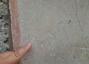 Turist u Italiji urezao svoje ime na drevne ostatke Pompeja - kažnjen je!