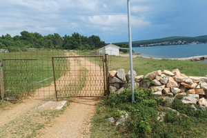 Netko je u Rudinama na Krku zatvorio pristup plaži!