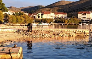 Didovi su motikom krali zemlju od kamena, a potomci je u Žaboriću guraju u more...