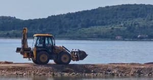 POLICIJA ZAPOČELA ISTRAGU Nakon otkrića Morskog HR o ekocidu na plaži ispred hotela Olympia u Vodicama!