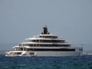 Pred Zadrom se usidrila spektakularna jahta!