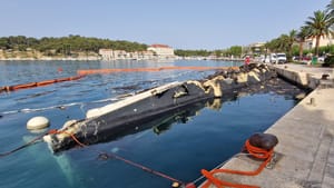 OVO JE OSTALO OD IZGORJELE JAHTE Direktor Makarske obale: "Bio je najpropisniji brod u luci"