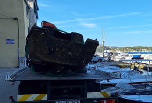 BRZA REAKCIJA SLUŽBI Nakon što su uočili potopljene brodice u Šibeniku, svi odmah reagirali i vlasnik nije imao izbora, već izvući podrtine!
