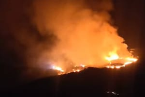 VATRENA STIHIJA Gori kod Trogira - vatru gasi 66 vatrogasaca i 22 vozila!