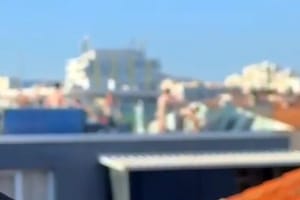 Goli i razuzdani na krovu u Splitu