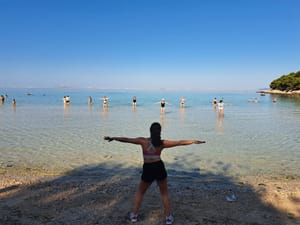 AKTIVNO LJETO U MURTERU Besplatna joga i aerobik na plaži za goste i domaće