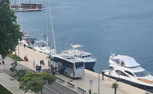 Britanci parkirali autobus nasred rive u Šibeniku - Lučka uprava: Odšarafili klupu da bi ušli!"