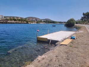 POD NOSOM LUČKE KAPETANIJE I POMORSKIH REDARA Hrvatska zastava kao završni pečat betoniranju mora, Hrvatskoj i njenim zakonima u inat