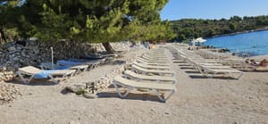 Pune ruke posla za splitske komunalce na Čiovu, jedne počiste, drugi ležaljkama zauzmu čitave plaže!