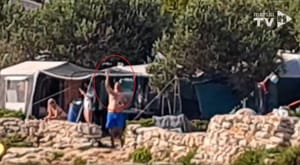 IMAMO NOVU SNIMKU Muškarac iz kampa u Murteru upravlja dronom dok se čuju kanaderi koji gase požar!