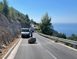 Na cestu kod Dubrovnika pala golema stijena!