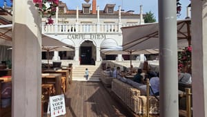 Grad Hvar drastično skraćuje radno vrijeme ‘Carpe Diemu‘, policija pred vijećnicom