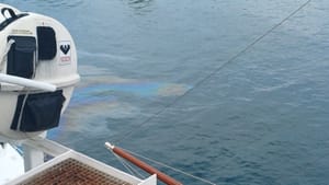 Slovenski nautičari upozorili: "U luci Vis širi se velika benzinska mrlja, obavijestite nadležne da se nešto ne zapali!"