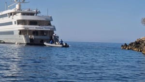 ŠTO JE SLJEDEĆE - TANKER? Privezali se lancima za stijene na Hvaru i tako uništavaju obalni pojas