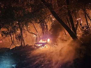 TEŠKA NOĆ ZA GASITELJE Vatra došla svega 20-ak metara od kuća, gosti evakuirani