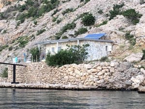 U netaknutoj uvali pod Velebitom, uz samo more nikle kućice s nagim turistima: "Netko ovdje ilegalno dobro zarađuje"