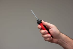 IZVADILI METALNE ŠIPKE I KACAVIDE Bračani se pomlatili zbog parkirališta i korištenja puta