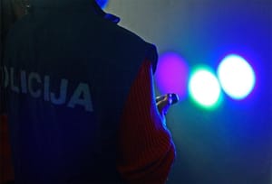 Našmrkani Slovenac u Vodicama izišao iz automobila, počeo vrijeđati policajce i pobjegao - Pronašli mu kokain