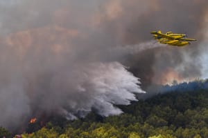 ŠIBENIK Gori borova šuma u blizini bolnice i obiteljskih kuća - Gasi ga 5 zrakoplova!