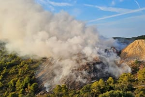 NITKO NE GASI Odlagalište otpada na Visu gori skoro dva tjedna, a zapovjednik  DVD-a kaže: "Nitko ne gasi i neću vam reći zašto, ajte bok!"