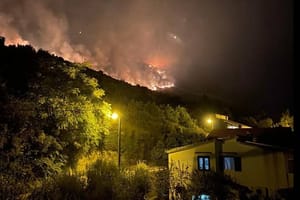 STIGLI I KANADERI Požar u Žrnovnici gasilo preko 100 vatrogasaca!