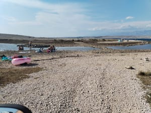 ZATRPAVANJE MORA ZBOG HODOČASNIKA? U Vrsima traje sustavna devastacija - otok Zečevo više nije otok nego poluotok!