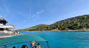 Zapovjednik jahte sa 100 metara konopa blokirao čitavu uvalu na otoku Žutu, onemogućio plovidbu i smijao se nautičarima - Ovim krši više zakona!