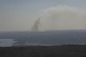 POŽAR KOD PULE Gori šuma i trava, a vjetar mijenja smjer - stižu kanaderi!