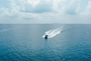 Zbog glisiranja preblizu obale kažnjeno 50 stranaca kod Rijeke!