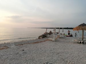 DEVASTACIJA U ISTRI U Portiću kod Peroja vlasnik beach bara nasipava i okupira pomorsko dobro : "Mol se stvorio sam od sebe!"