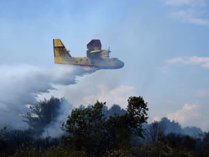GORI KOD ŽIVOGOŠĆA Na teren poslani kanader i air tractor