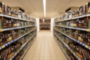 BIZARANO RAZBOJNIŠTVO U ŠIBENIKU Pokušao ukrasti bocu žestice, spriječio ga kupac, pa lopov bacio bocu i pogodio baku u glavu